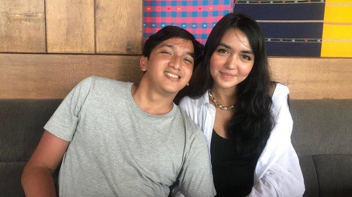 Ge Pamungkas dan Anastasia Herzigova saat berbincang dengan Warta Kota di Labuhan Bajo. Nusa Tenggara Timur