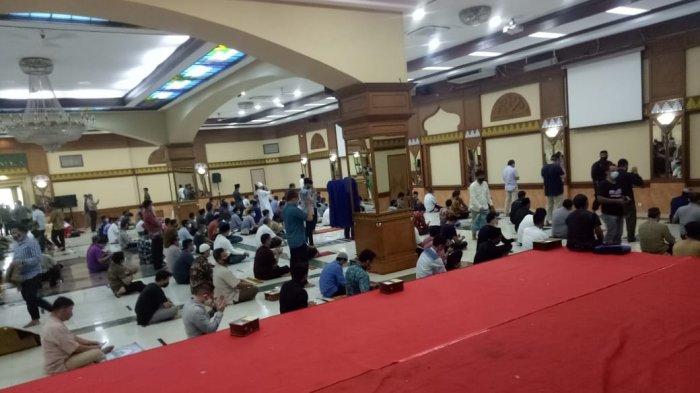 Suasana pelaksanaan ibadah salat Jumat di Masjid Al Azhar Kebayoran Baru di Jakarta Selatan pada Jumat (13/8/2021)