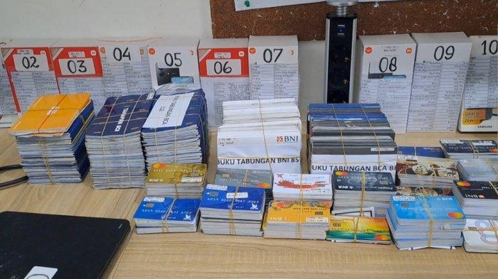 Barang bukti berupa buku rekening bank dari markas judi online di Cengkareng.