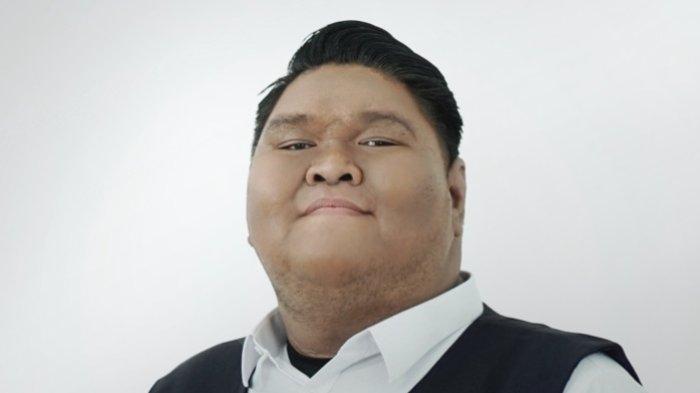 Trending di Twitter dan TikTok membuat penyanyi Giant Jay percaya diri saat merilis single Aku yang Salah. Penyanyi yang digaet label musik Pop Art ini memiliki suara luar biasa, nuansa pop akustik yang segar dan postur tubuh yang menjulang tinggi besar. Lagu Aku yang Salah tersedia di berbagai platform musik streaming, Jumat (28/7/2023).