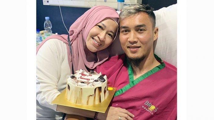 Gunawan Dwi Cahyo bersama istrinya Okie Agustina pasca operasi