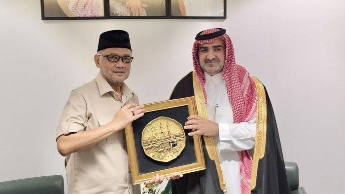 KUOTA HAJI DIPANGKAS - Kepala Badan Penyelenggara Haji (BP Haji) Mochamad Irfan Yusuf (Gus Irfan) bertemu dengan Deputi Menteri Haji Arab Saudi membahas evaluasi haji 2025 hingga persiapan musim haji 2026, di Jeddah, Arab Saudi, Selasa (10/6/2025). Ada keinginan pemerintah Arab memotong kuota haji hingga 50 persen.