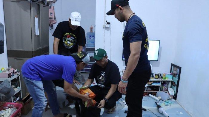 BARANG BUKTI - Serse Polres Metro Jakarta Barat sedang membereskan barang bukti narkoba jenis sabu.