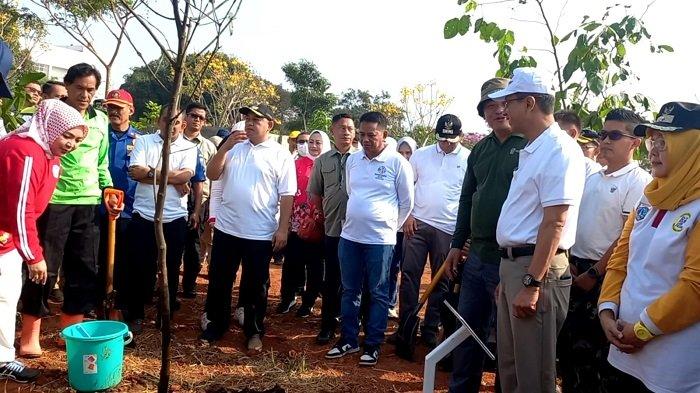 Pj Gubernur DKI Heru Budi Hartono bersama Jajarannya tanam pohon dan buah di Jalan Sirsak Rt 10/4 Kelurahan Ciganjur, Kecamatan Jagakarsa, Jakarta Selatan, Jumat (15/9/2023).