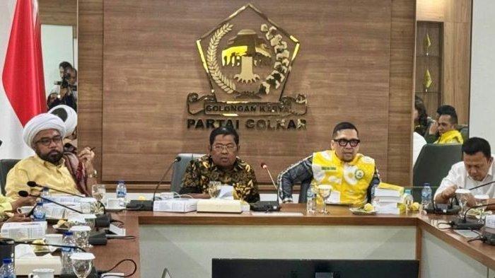 TAMBANG RAJA AMPAT - Wakil Ketua Umum Partai Golkar, Idrus Marham bersama Politisi Partai Golkar yang juga Anggota Komisi II DPR RI Ahmad Doli Kurnia di kantor DPP Partai Golkar, Jakarta, Jumat (13/6/2025).