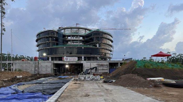 Kantor Otorita Ibu Kota Nusantara (OIKN) masih dalam tahap penyelesaian konstruksi, Jumat (8/11/2024)(KOMPAS.com/HILDA B ALEXANDER)