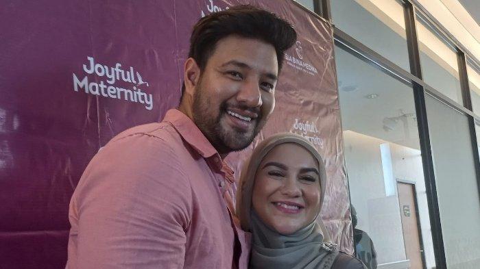 Pasangan selebitas Ammar Zoni dan Irish Bella di RSIA Bina Medika, Bintaro, Pondok Aren, Tangerang Selatan, Kamis (25/8/2022). Irish Bella melahirkan anak perempuan bernama Puti Sabai Akbar, Selasa (23/8/2022).