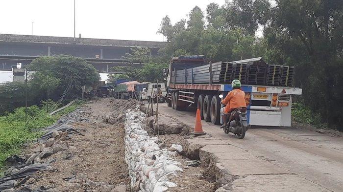JALAN RUSAK: Jalan Raya Pangkalan, Desa Wanasari, Kecamatan Telukjambe Barat, Kabupaten Karawang kondisinya rusak dan longsor pada Selasa (11/2/2025). Akibat kerusakan jalan itu, banyak kendaraan terperosok hingga terguling.