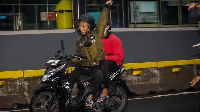 Dua pejambret beraksi di kawasan CFD, Minggu (16/6/2024). Wajah keduanya terekam jelas.
