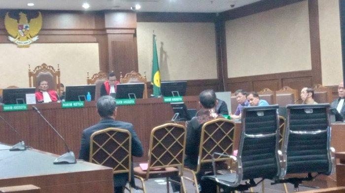 Pakar hukum UPH, Prof Jamin Ginting (kiri), menjadi saksi ahli di sidang kasus korupsi PT Timah Tbk di Pengadilan Tipikor, Senin (25/11/2024). Dalam kesaksiannya dia menyatakan kasus ini lebih tepat ditangani lewat UU Lingkungan Hidup ketimbang tipikor.