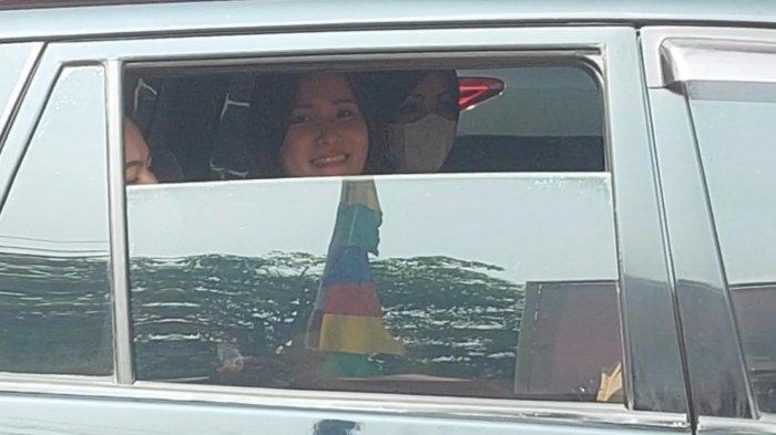 Jessica Wongso tersenyum dari dalam mobil setelah bebas dari Lapas Pondok Bambu.