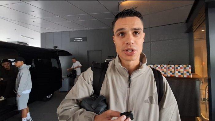 JOEY PELUPESSY - Pemain Tengah Timnas Indonesia, Joey Pelupessy saat diwawancarai ketika hendak meninggalkan Hotel menuju Bandara Kansai, Osaka, Jepang, Rabu (11/6/2025).