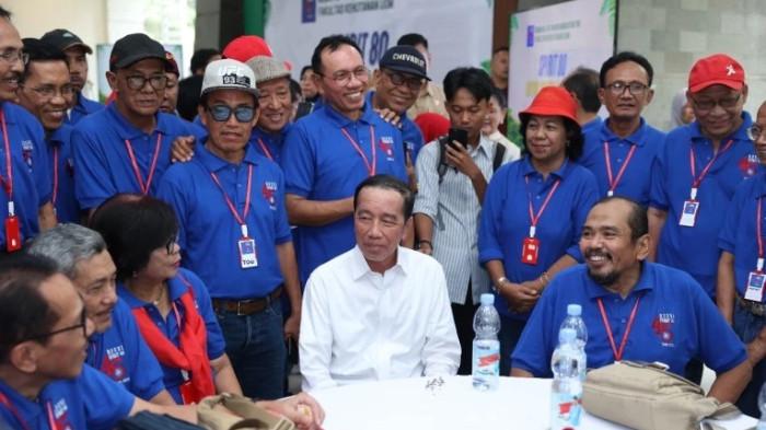 HADIRI REUNI UGM - Mantan Presiden RI Jokowi unjuk gigi di saat heboh soal ijazah palsu, dengan menghadiri reuni alumni UGM, Sabtu (26/7/2025). Sayang, Jokowi tampil beda sendiri, berbeda dengan para alumni yang memakai polo shirt warna biru.