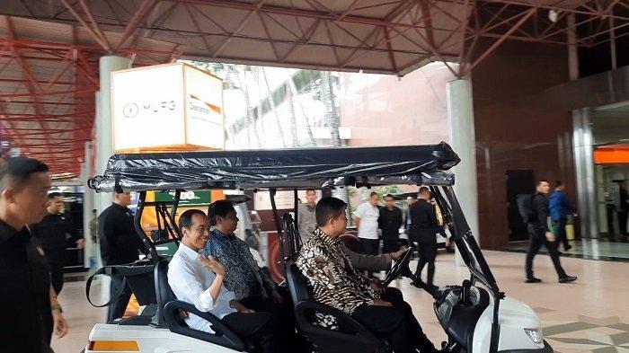 Presiden Jokowi bersama Menko Perekonomian Airlangga Hartarto membuka pameran IIMS 2024, Kamis (15/2/2024). Jokowi tampak semringah setelah putranya Gibran Rakabuming Raka bersama Prabowo Subianto sementara unggul versi quick count.