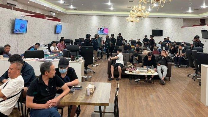 KASINO BERKEDOK FUTSAL - Polda Jabar membongkar pusat perjudian kasino berkedok tempat futsal dan billiard di kawasan Kosambi, Kota Bandung, Senin (16/6/2025) malam. Adapun 63 orang yang terdiri dari pemain, pegawai, dan pihak manajemen diamankan. Selain itu beberapa barang bukti seperti meja judi dan uang Rp359 juta turut disita.