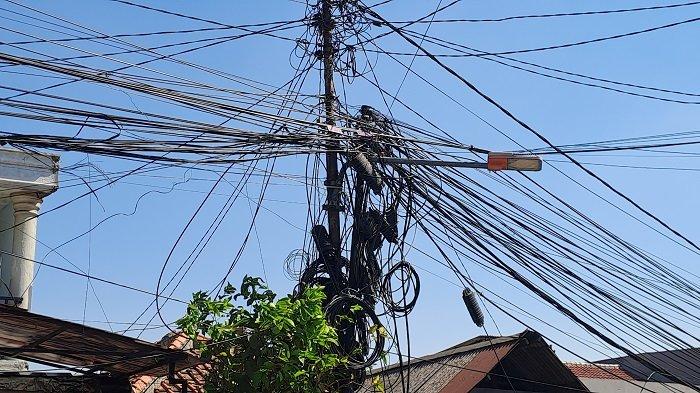Potret semrawutnya kabel yang menyebabkan kecelakaan di Jalan Joglo Raya, Kembangan, Jakarta Barat.