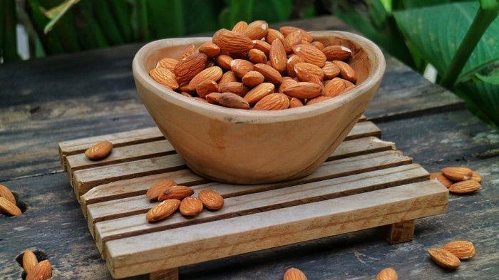 Kacang almond banyak mengandung nutrisi dan rendah karbohidrat, sehingga aman dijadikan camilan bagi siapa saja yang sedang menjalankan diet, menurunkan berat badan, atau yang sedang menerapkan pola hidup sehat.