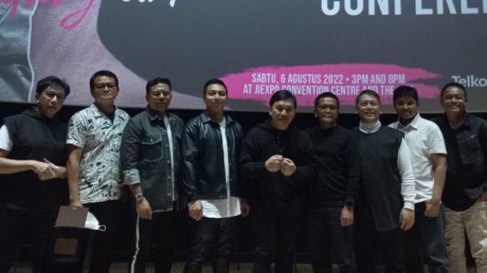 Yovie Widianto bersama para personel Kahitna di fX Plaza, Jalan Sudirman, Senayan, Jakarta Pusat, Rabu (27/7/2022). Kahitna menggelar konser 36 tahun karier mereka di JIExpo, Kemayoran, Jakarta Pusat, 6 Agustus 2022.