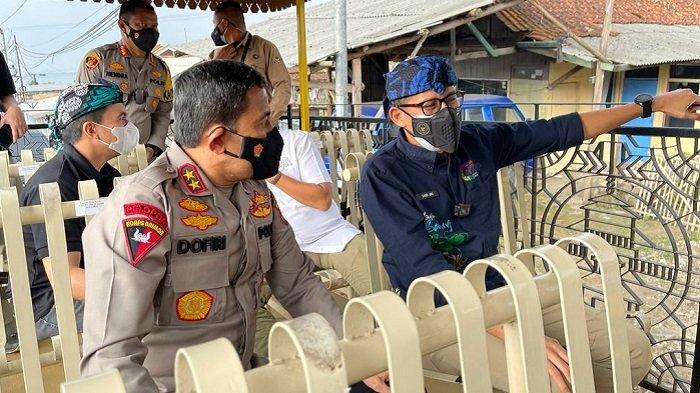 Ahmad Dofiri saat menjabat Kapolda Jawa Barat berbincang dengan Menteri Pariwisata dan Ekonomi Kreatif/Kepala Badan Ekonomi Kreatif Sandiaga Uno ketika mengunjungi desa wisata di Desa Alam Endah Rancabali, Kabupaten Bandung.