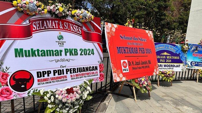 Muktamar Partai Kebangkitan Bangsa (PKB) yang digelar di Nusa Dua, Bali, mendapatkan perhatian luas dari para pemimpin partai politik di Indonesia. Hal ini terlihat dari banyaknya karangan bunga yang dikirimkan oleh pimpinan partai-partai besar sebagai bentuk ucapan selamat dan dukungan atas penyelenggaraan acara tersebut, Sabtu (23/8/2024).