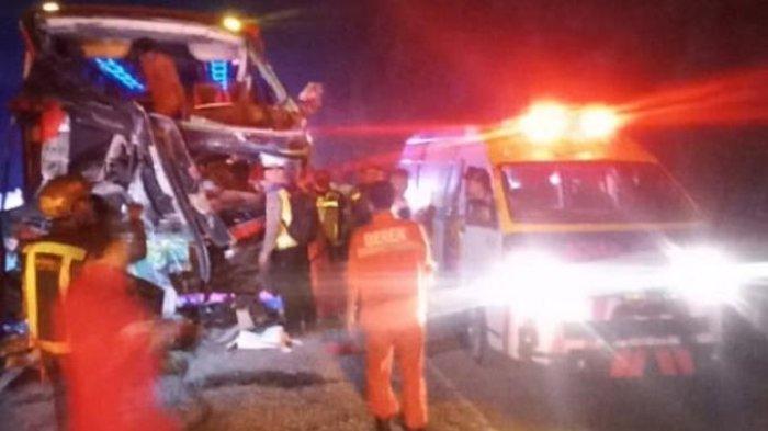 Evakuasi bus pariwisata PO Qonita yang menyeruduk dari belakang sebuah dump truck di ruas Tol Cipularang KM 80B, Kamis (26/12/2024) dinihari sekitar pukul 02.15 WIB. Kecelakaan ini mengakibatkan 2 tewas.