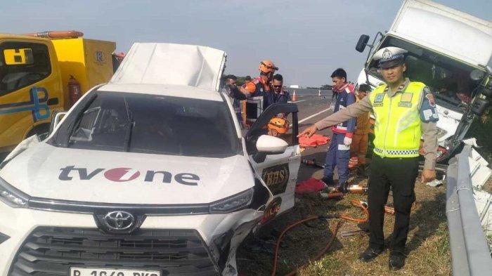 KECELAKAAN: Polisi lalu lintas Polres Pemalang melakukan olah tempat kejadian (TKP) di tempat peristiwa kecelakaan tol Pemalang-Batang, Kamis (31/10/2024). Kecelakaan itu menimpa lima kru TV One, tiga orang tewas, dua lagi luka-luka. (Istimewa)