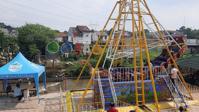 Pengunjung menikmati wahana Kora-Kora (depan) dan Keranjang Sultan (belakang) di Depok Fantasy Land yang berlokasi di Kelurahan Cinangka, Kecamatan Sawangan, Kota Depok pada Kamis (11/4/2024).