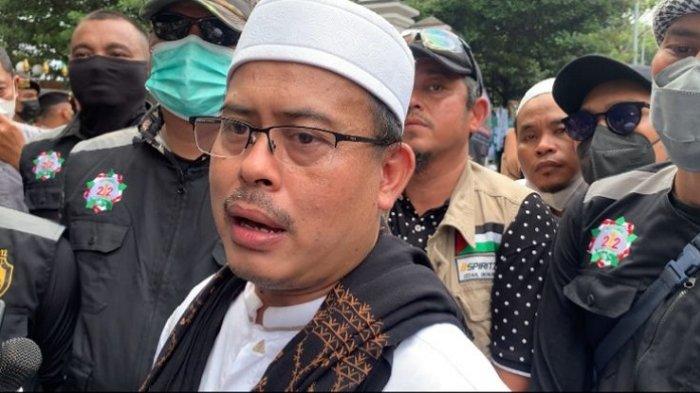 Ketua Umum PA 212 Slamet Maarif hadiri aksi unjuk rasa yang berlangsung di gedung Kementerian Agama (Kemenag), di Lapangan Banteng, Kecamatan Sawah Besar, Jakarta Pusat, Jumat (4/3/2022).