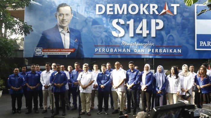 Sekjen Partai Demokrat Teuku Riefky Harsya (Kiri) bersama Sekjen Partai Gerindra Ahmad Muzani (Kanan) saat konferensi pers usai silaturahmi kebangsaan di DPP Partai Demokrat, Jakarta, Kamis (20/7/2023). Pertemuan kedua partai tersebut untuk menjalin komunikasi politik jelang Pemilu 2024.