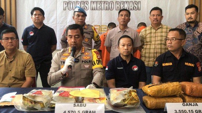 Kapolres Metro Bekasi Kombes Twedi merilis kasus peredaran narkoba jenis sabu senilai Rp 4,7 miliar lebih. Sebanyak empat pelaku sebagai kurir ditangkap.