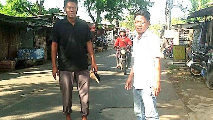 KOMPENSASI TANAH - Warga Dusun Krajan, Desa Batujaya, Karawang berada di jalan menuju jembatan penghubung Karawang- Kabupaten Bekasi, Selasa (18/3/2025). Selama 20 tahun silam, tanah mereka terdampak pembangunan jalan sebagai akses jembatan perbatasan Karawang-Kabupaten Bekasi tersebut itu belum juga dibayar oleh pemerintah. (Muhammad Azzam)