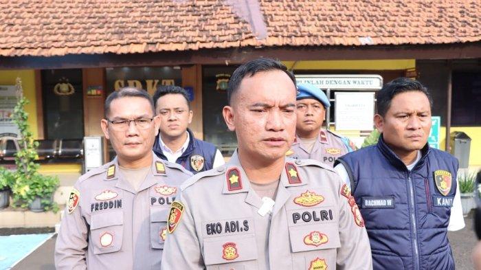 CURANMOR - Kapolsek Palmerah Polres Metro Jakarta Barat, Kompol Eko Adi Setiawan, sedang menjelaskan pada wartawan, soal kasus curanmor yang berhasil diungkap timnya.