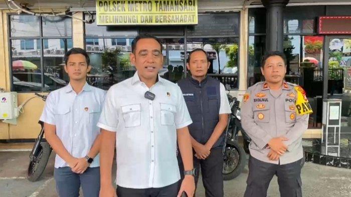Kanit Reskrim Polsek Metro Tamansari, Kompol Suparmin, menjelaskan pada wartawan kronoligi penangkapan pria yang menipu seorang PSK hingga rugi Rp 40 juta.