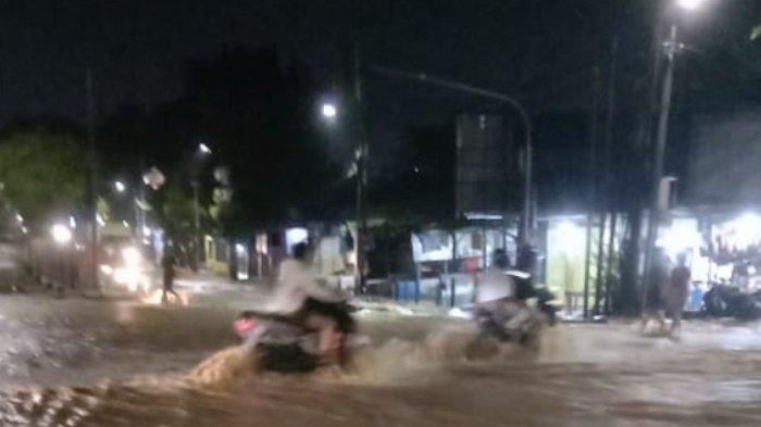 Kondisi aliran kali baru simpang HEK, kelurahan Tengah, kecamatan Kramat Jati, Jakarta Timur yang meluap hingga ke Jalan Raya Bogor pada Senin (25/3/2024), sekira pukul 04.00 WIB.