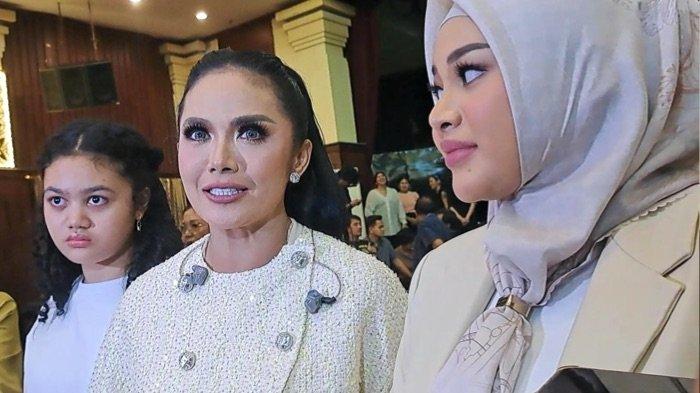 Diva pop Kris Dayanti bersama Amora Lemos dan Aurel Hermansyah, anak-anaknya, disela latihan Konser Semesta di Gedung Nyi Ageng Serang, Jalan HR Rasuna Said, Kuningan, Jakarta Selatan, Kamis (3/8/2023). Konser Semesta digelar di JIExpo, Kemayoran, Jakarta Pusat, Sabtu (5/8/2023).