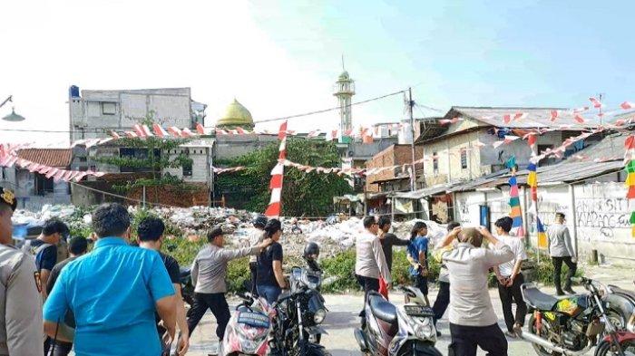 Polisi sedang menggerebek pesta narkoba di Kampung Boncos.