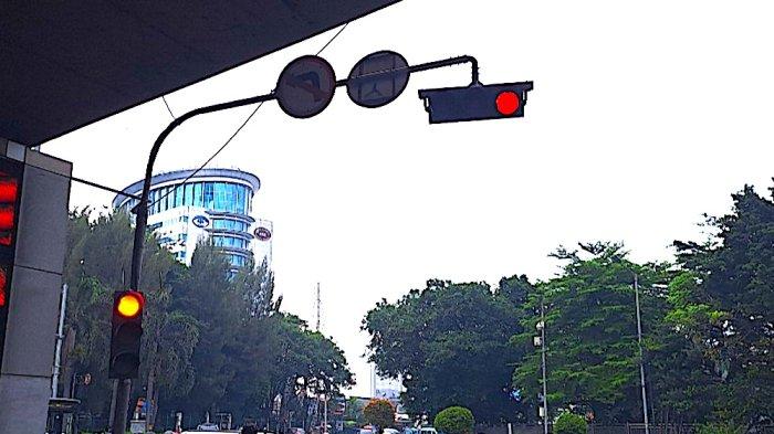 Lampu merah di Jalan S. Parman - Jalan KS. Tubun-Jalan Gatot Subroto (Slipi) yang disebut Kadishub Syafrin Liputo sudah dipasang teknologi AI.