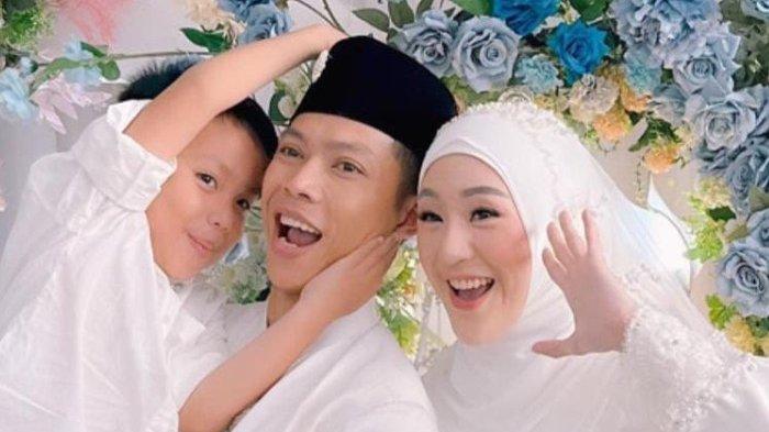 Selebgram Larissa Gunawan atau Larissa Chou melepas status janda dan menikah lagi dengan pria bernama Ikram Rosadi, Minggu (3/9/2023). Larissa Chou dan Ikram Rosadi bersama Yusuf, anak Larissa Chou dari pernikahan pertamanya bersama Alvin Faiz.