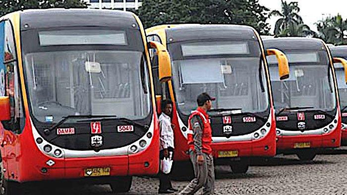 Bus Transjakarta sudah 20 tahun, namun tarifnya tetap murah.