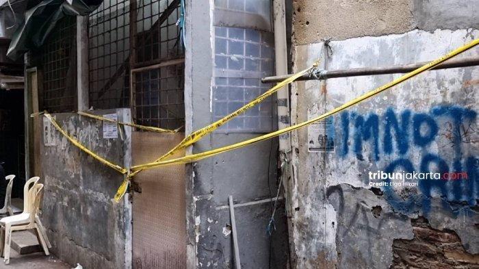 LOKASI PENEMUAN JASAD IBU DAN ANAK - Inilah rumah di Gang Indah 1, Angke, Tambora, Jakarta Barat yang jadi lokasi ditemukannya jasad ibu dan anak di dalam toren air. Rupanya penampungan air di rumah itu berada di bawah tanah dengan kedalaman mencapai tiga meter. (TRIBUNJAKARTA.COM/ Elga Hikari Putra)