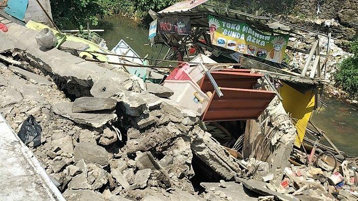 Penampakan longsor yang menimpa lima kios di Jalan Raya Pabuaran-Citayam, Bojonggede, Kabupaten Bogor.