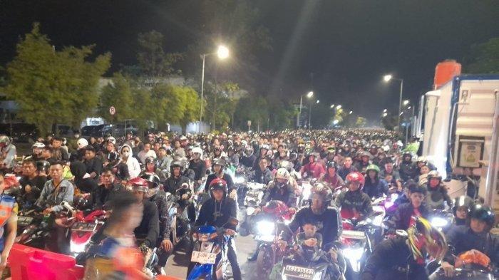 Antrean motor pemudik yang akan menyebrang ke Pulau Sumatra mengular di Pelabuhan Ciwandan, Kota Cilegon, Minggu (7/4/2024).