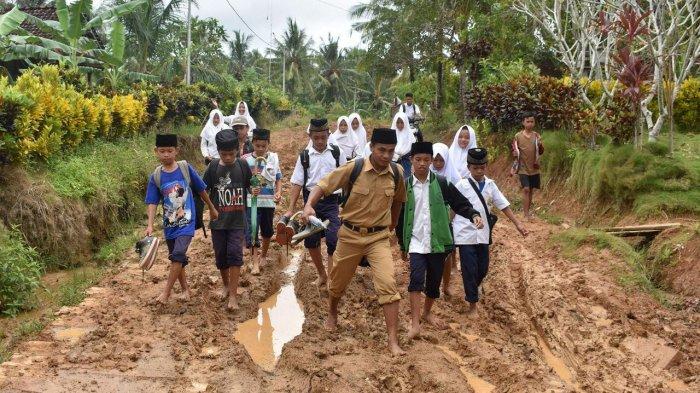 Ilustrasi - Seorang guru madrasah berangkat sekolah bersama murid-muridnya.