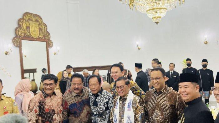 Kiri ke kanan: Momen foto bersama Djarot Saiful Hidayat, Rano Karno, Sutiyoso, Basuki Tjahja Purnama (Ahok), Pramono Anung, Anies Baswedan, Pj Gubernur Jakarta Teguh Setyabudi di acara tahun baru yang diselenggarakan Pemprov Jakarta, Selasa (31/12/2024).(Kompas.com/ Ruby Rachmadina)