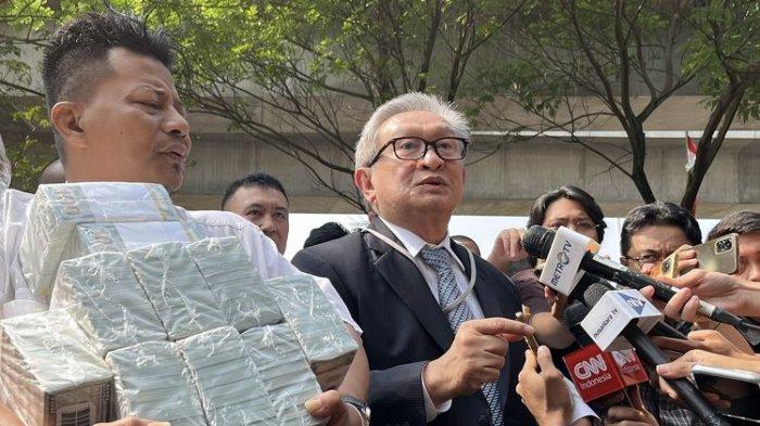 Pengacara dari Komisaris PT Solitech Media Sinergy Irwan Hermawan, Maqdir Ismail mengembalikan uang tunai 1,8 juta dollar AS atau setara Rp 27 miliar milik kliennya ketika memenuhi pangggilan Kejagung di Gedung Bundar Jampidsus, Kebayoran Baru, Jakarta Selatan pada Kamis (13/7/2023) pagi.