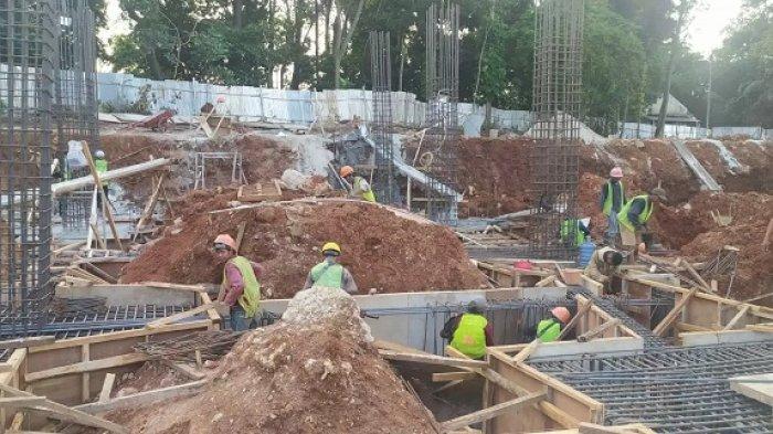 Proses pembangunan masjid di Jalan Raya Bogor dekat Terminal Jatijajar Depok.