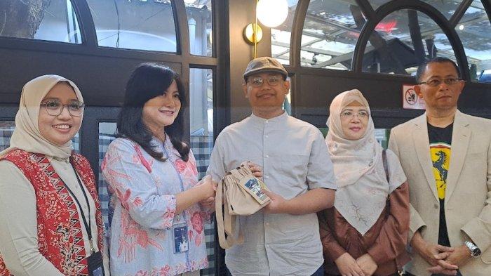 Director of Consumer Business KAI Sevices, Lies Permana Lestari (batik bunga merah muda) dan Daffa Airotama Kumara (pakai topi), pelukis autis yang diundang melukis di dalam kereta Taksaka bersama KAI Services