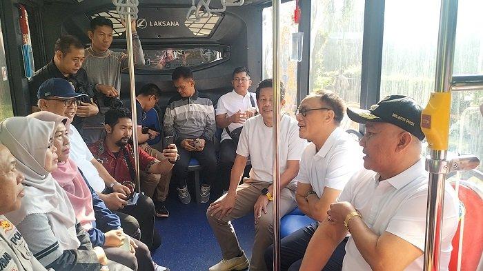 Wali Kota Depok, Mohammad Idris bersama dinas dan Forkopimda menjajal Trans Depok BISKITA, Jumat (5/7/2024). Transportasi ini akan menjadi andalan warga Kota Depok.
