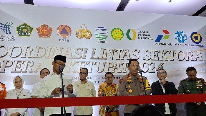 Menko PMK Muhadjir Effendy didampingi Kapolri Jenderal Listyo Sigit Prabowo memaparkan kesiapan pemerintah menghadapi mudik lebaran tahun ini, Senin (25/3/2024).