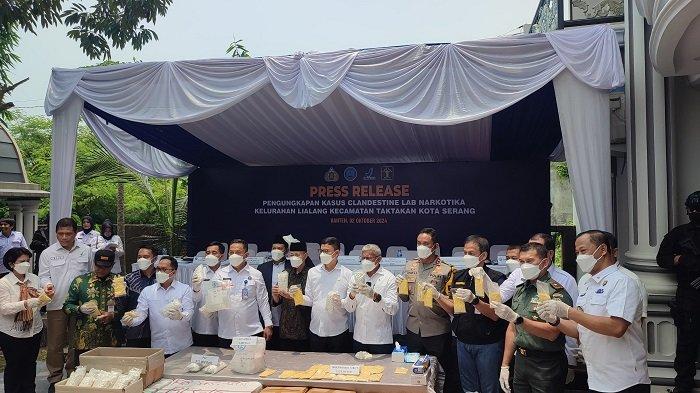Kepala BNN Marthinus Hukom bersama penegak hukum wilayah Banten merilis hasil tangkapan jajarannya sindikat narkoba kelas kakap di Serang Banten, Rabu (2/10/2024).